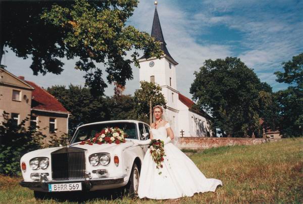 Braut Czwartek vor Kirche